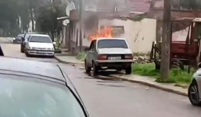 Bursa'da park halindeki otomobil alevlere teslim oldu