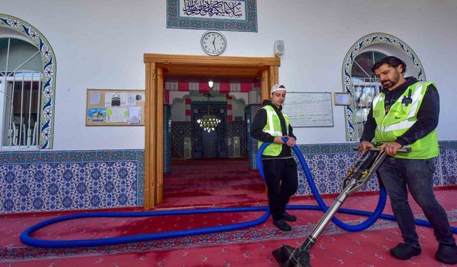 Bursa'daki camilerde Ramazan temizliği