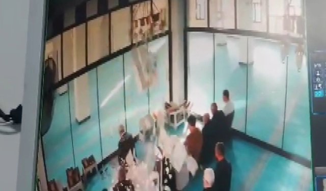 Caminin tavan alçısı cemaatin üstüne düştü