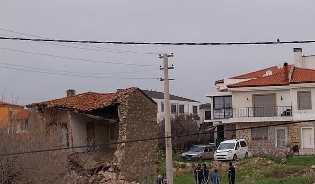 Çeşme'de sağanak yağış ve fırtına günlük yaşamı zorlaştırdı