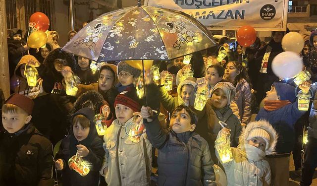 Çocuklar ellerinde fenerle ilk teravih namazı heyecanına ortak oldu