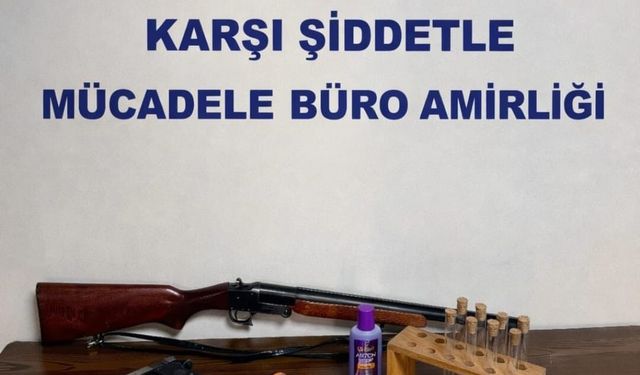 Çok sayıda suç kaydı bulunan şüphelinin evinden silah ve uyuşturucu çıktı