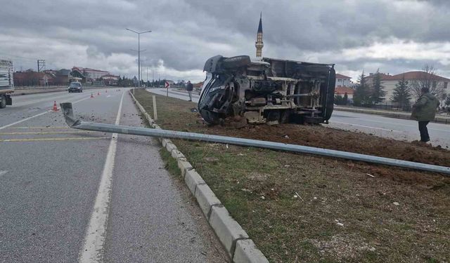 Çorum'da devrilen kamyonetteki 3 kişi küçük sıyrıklarla kurtuldu