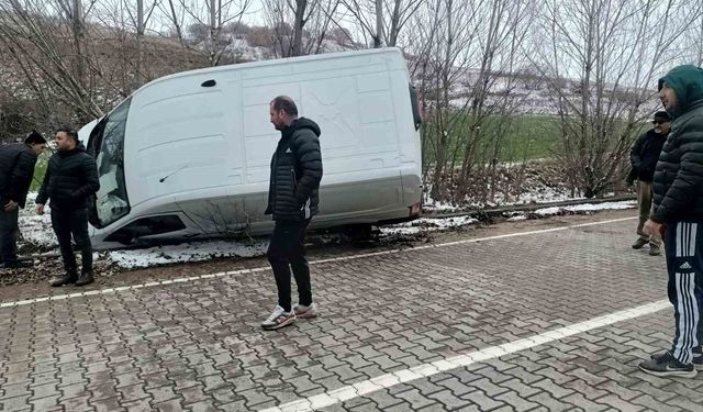 Çorum'da panelvan araç yan yattı: 1 yaralı