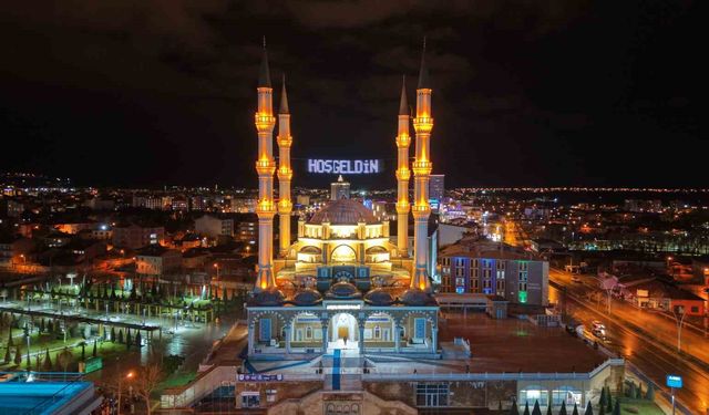 Çorum'da vatandaşlar ilk teravih için Akşemseddin Camii'ne akın etti