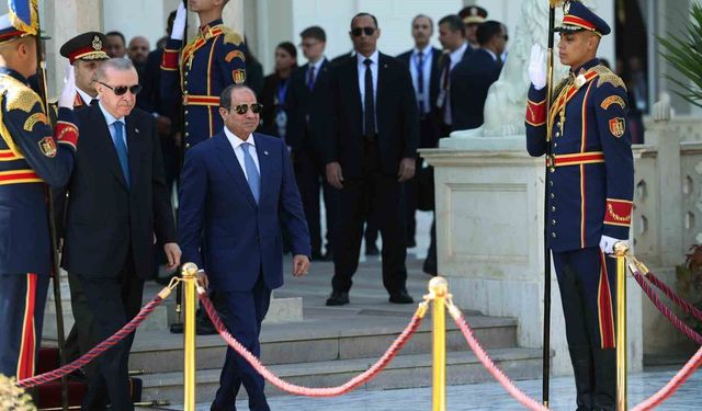 Cumhurbaşkanı Erdoğan, Mısır'da resmi törenle karşılandı