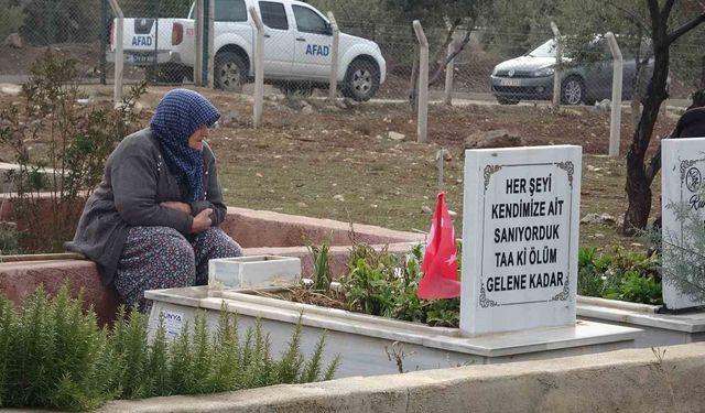 Deprem şehitleri 6 Şubat'ın 3'üncü yılında kabirleri başında anıldı