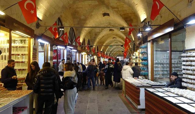 Depremde hasar gören tarihi Zincirli Bedesten yeniden cıvıl cıvıl