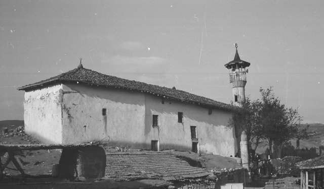 Depremin zarar verdiği 8 asırlık camide restorasyon çalışmaları başladı