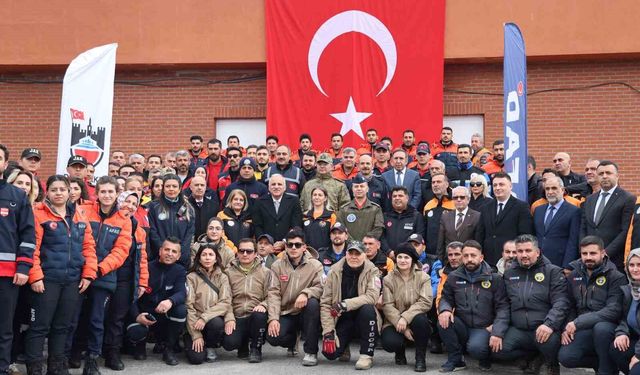 Diyarbakır'da eğitimlerini tamamlayan arama-kurtarma ekiplerine 'peç' takıldı