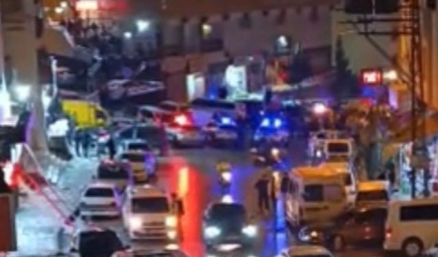 Düğün salonu önünde silahlı saldırıya uğrayan genç ağır yaralandı