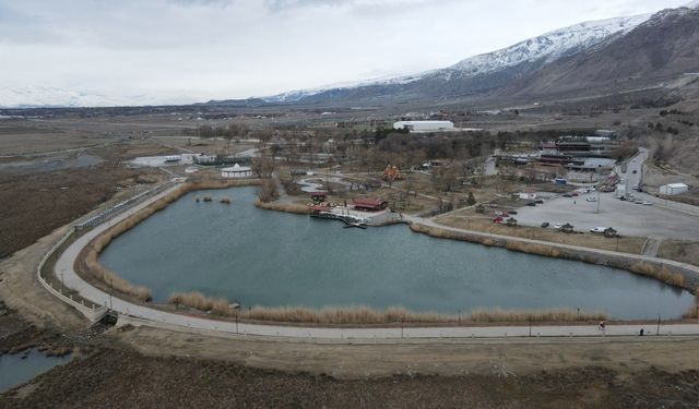 Dünyada nadir görülen doğal oluşum: 5 ayrı su aynı noktadan çıkıyor