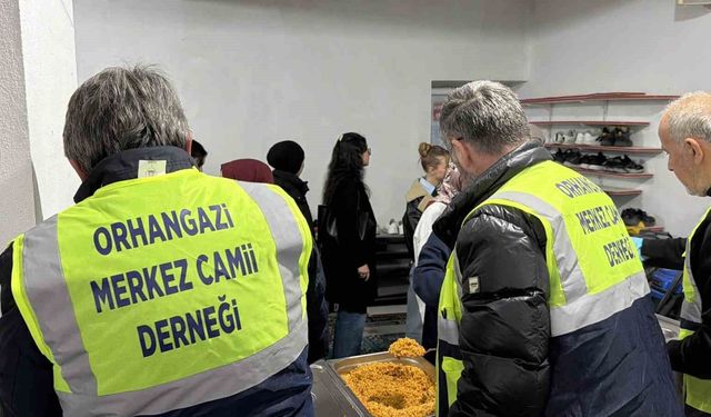Düzce'de cami cemaati öğrencilere iftar veriyor
