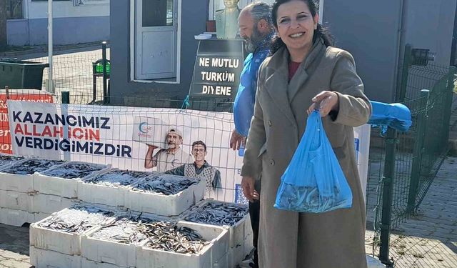 Edirne'de 350 kilogram hamsi dağıtıldı