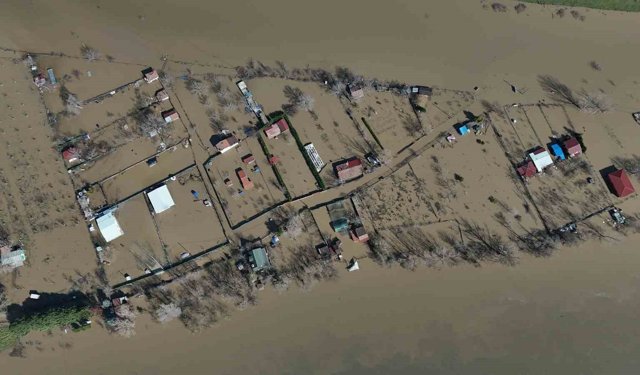 Edirne'de sular altında kalan yerleşim alanları ve çiftlikler havadan görüntülendi