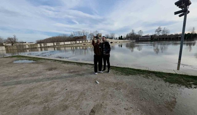 Edirneliler taşkın riski bulunan nehir kenarına akın etti