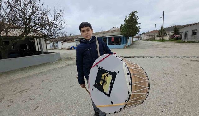 Edirne'nin en küçük Ramazan davulcusu 400 haneyi sahura kaldırıyor