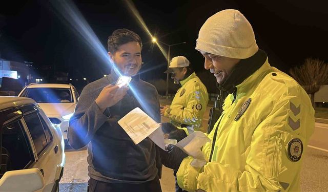 Ehliyetini zarftan çıkarmak için 1 ay torpidoda tutup çevirmeye girmeyi bekledi