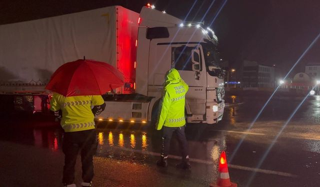 Erzincan'da sağanak, kar ve sis ulaşımı durdurdu