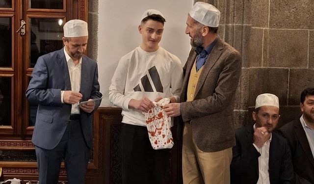 Erzurum'da gençler camide buluştu; ödüllerine kavuştu