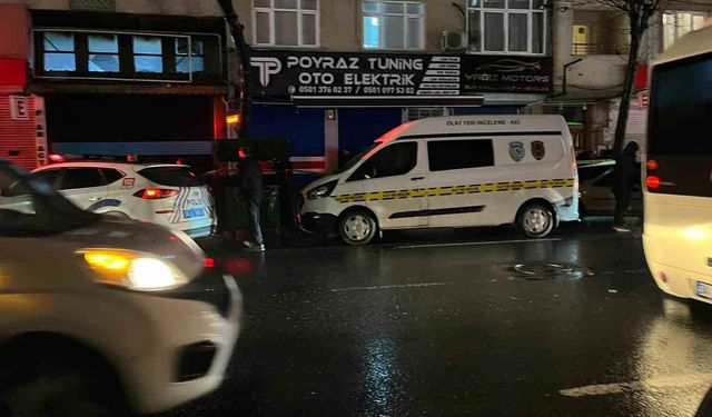 Esenler Tuna Mahallesi'nde bir iş merkezinde çıkan yangında ekipler tarafından binanın içinde 2 kişinin cansız bedenine ulaşıldı. İtfaiye ve polis ekiplerinin olay yerindeki çalışmaları sürüyor.