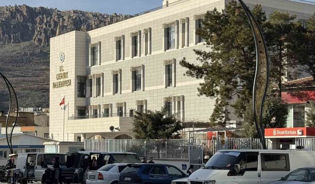 Ezan sesi mahalleliye ulaşmayınca belediye binasına hoparlör konuldu