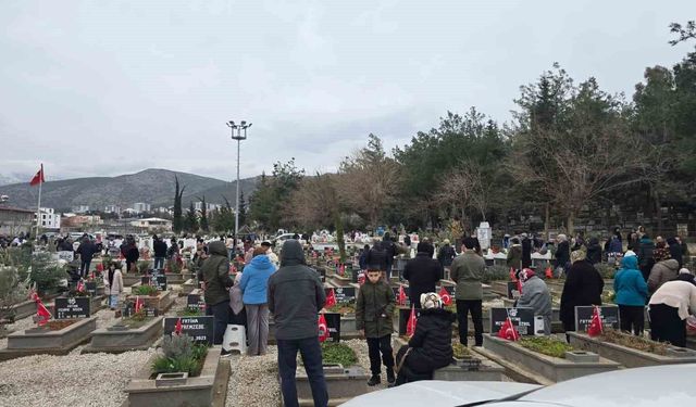 Gaziantep protokolünden İslahiye'de deprem şehitliğine ziyaret