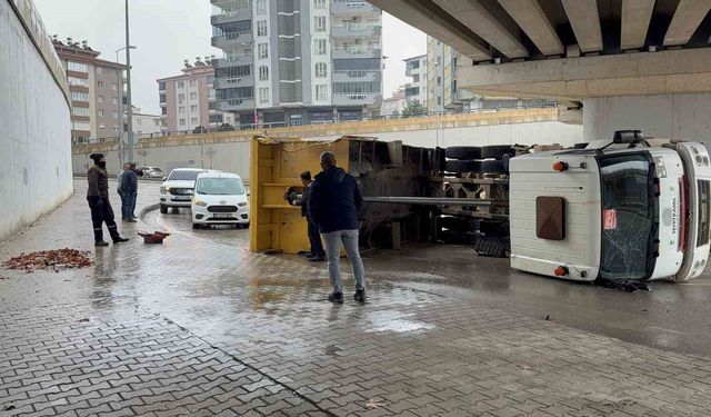 Gaziantep'te damperi köprüye çarpan kamyon yan yattı