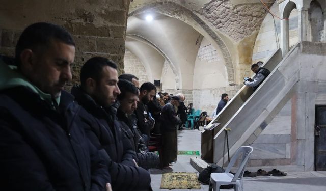 Gazze'deki Büyük Ömer Camii'nde teravih namazı kılındı