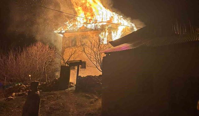 Gümüşhane'de 3 katlı evde yangın: Evdeki yaşlı adamı arama çalışmaları sürüyor