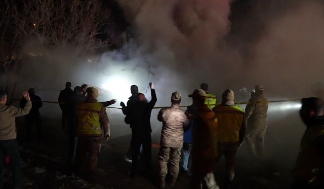 Gümüşhane'de yangın sonrası ekipler çalışırken ahşap ev çöktü