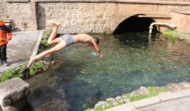 Güneşi gören çocuklar Anzele Parkı'na koştu