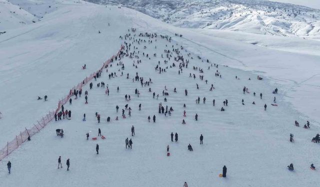 Güzeldağ Kayak Merkezi yarıyıl tatilinin son gününde doldu taştı