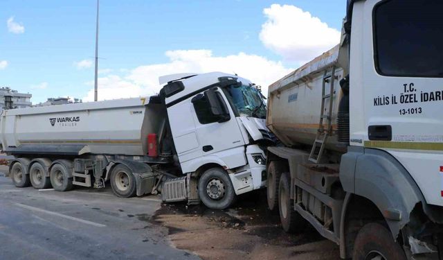 Hafriyat kamyonları çarpıştı: 1 yaralı