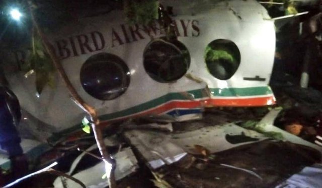 Hindistan'da içerisinde 7 kişinin bulunduğu ambulans uçak düştü