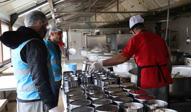 Hükümlülerce hazırlanan iftar yemeği 3 bin kişiye ulaştırılıyor