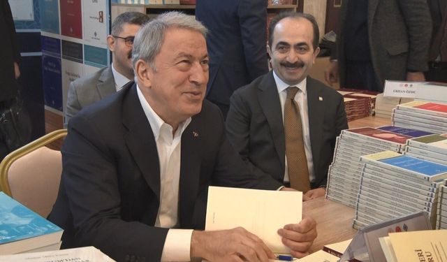Hulusi Akar 'Külliye'de Ramazan Kitap Günleri'nde okurlarıyla buluştu