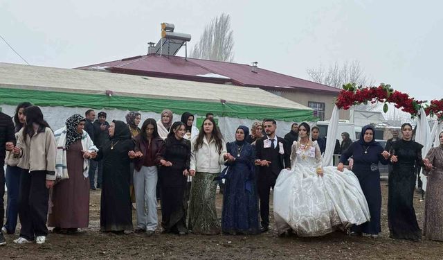 Iğdır'da bahçe düğünü geleneği kar ve çamura rağmen sürüyor