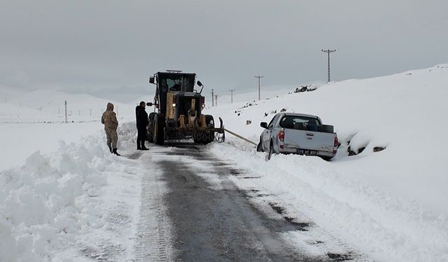 Iğdır'da kapalı 5 köy yolunda çalışmalar devam ediyor