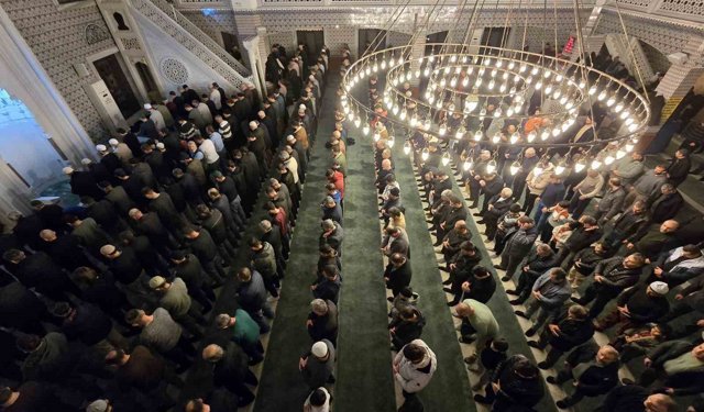 İlk teravihte vatandaşlar camiye akın etti