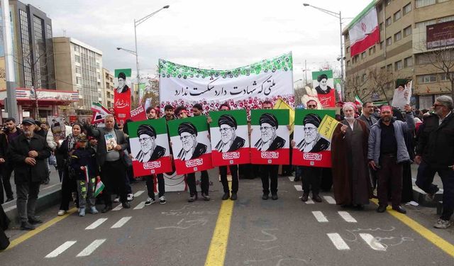 İran'da devrim kutlamalarında milyonlar sokaklara döküldü