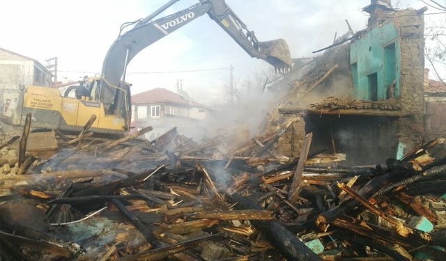 Isparta'da kerpiç ev yangında kullanılamaz hale geldi