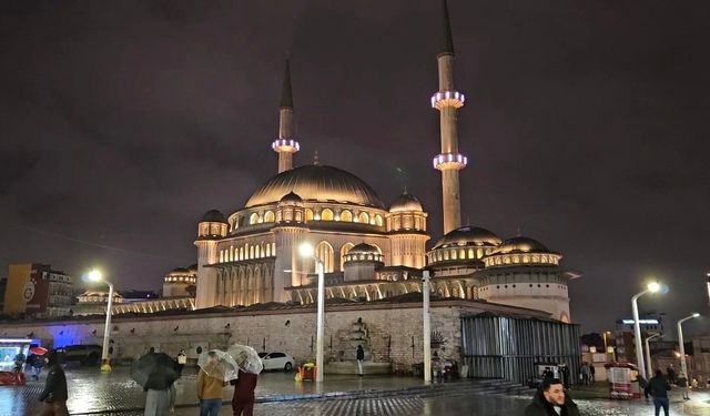 İstanbul'da Berat Kandili dualarla idrak edildi