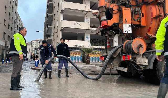 İzmir'de 50 yılda bir görülen meteorolojik tablo: Dalgalar 1 metreye ulaştı