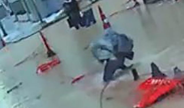 İzmir'de sağanak ve fırtına: Caddeler göle döndü, zor anlar kameraya yansıdı