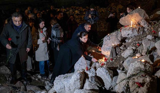 Kahramanmaraş depremlerinin 3. yıl dönümünde hayatını kaybedenler saat 04.17'de anıldı
