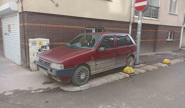 Kaldırıma park eden sürücü hem yayaları hem de engellileri hiçe saydı