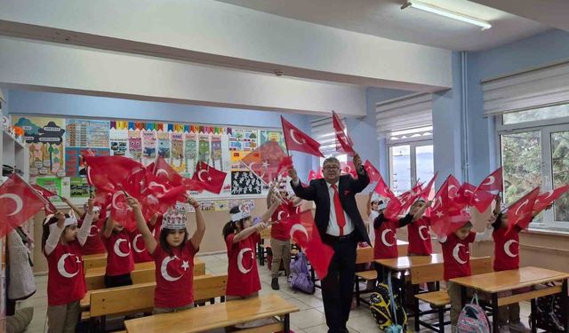 Karabük'te öğrenciler ikinci döneme Türk bayraklarıyla başladı