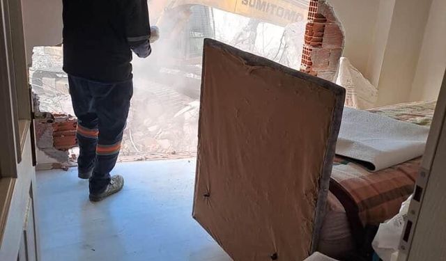 Karacabey'de inşaat çalışması yan binaya zarar verdi