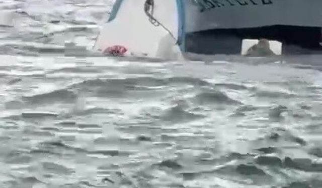 Karaköy'de yolcu vapuru balıkçı teknesine çarptı: Denize düşen kişi kurtarıldı